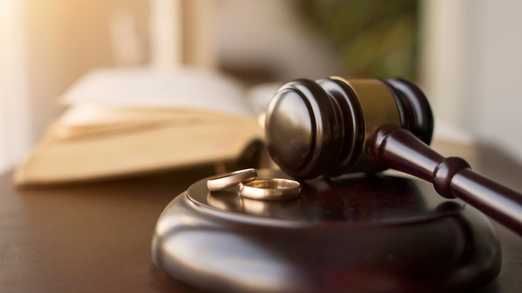 wedding rings and Judge gavel