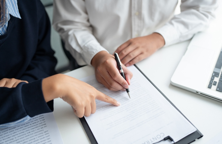 lawyer is consulting client
