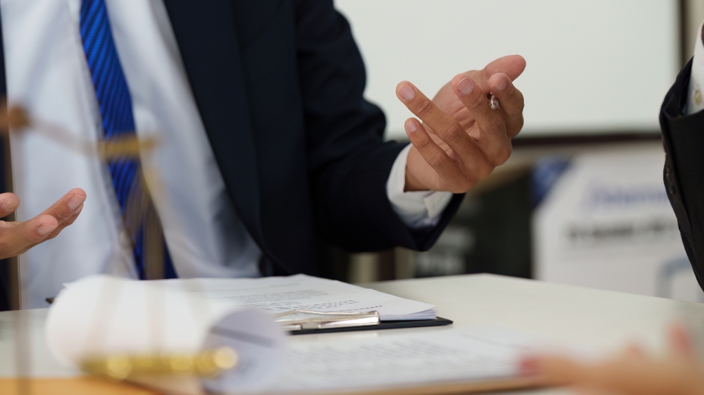 lawyer is consulting client